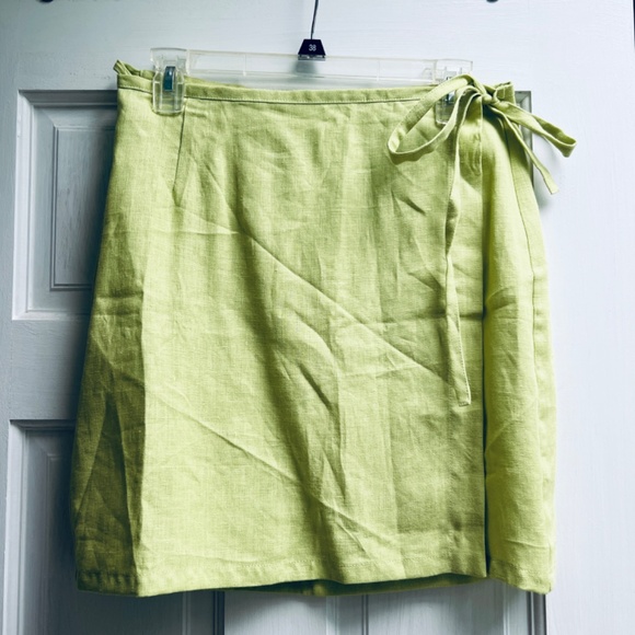 Dresses & Skirts - Spring Green Linen Wrap Mini Skirt M